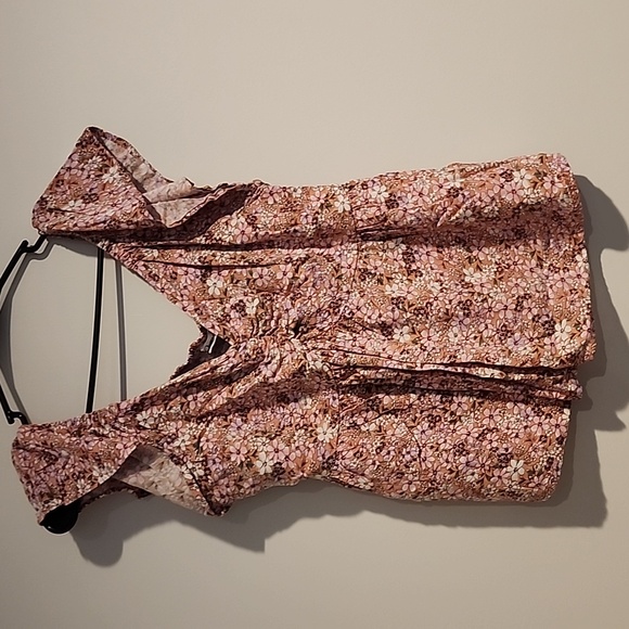 Flutter sleeve top - Picture 1 of 3